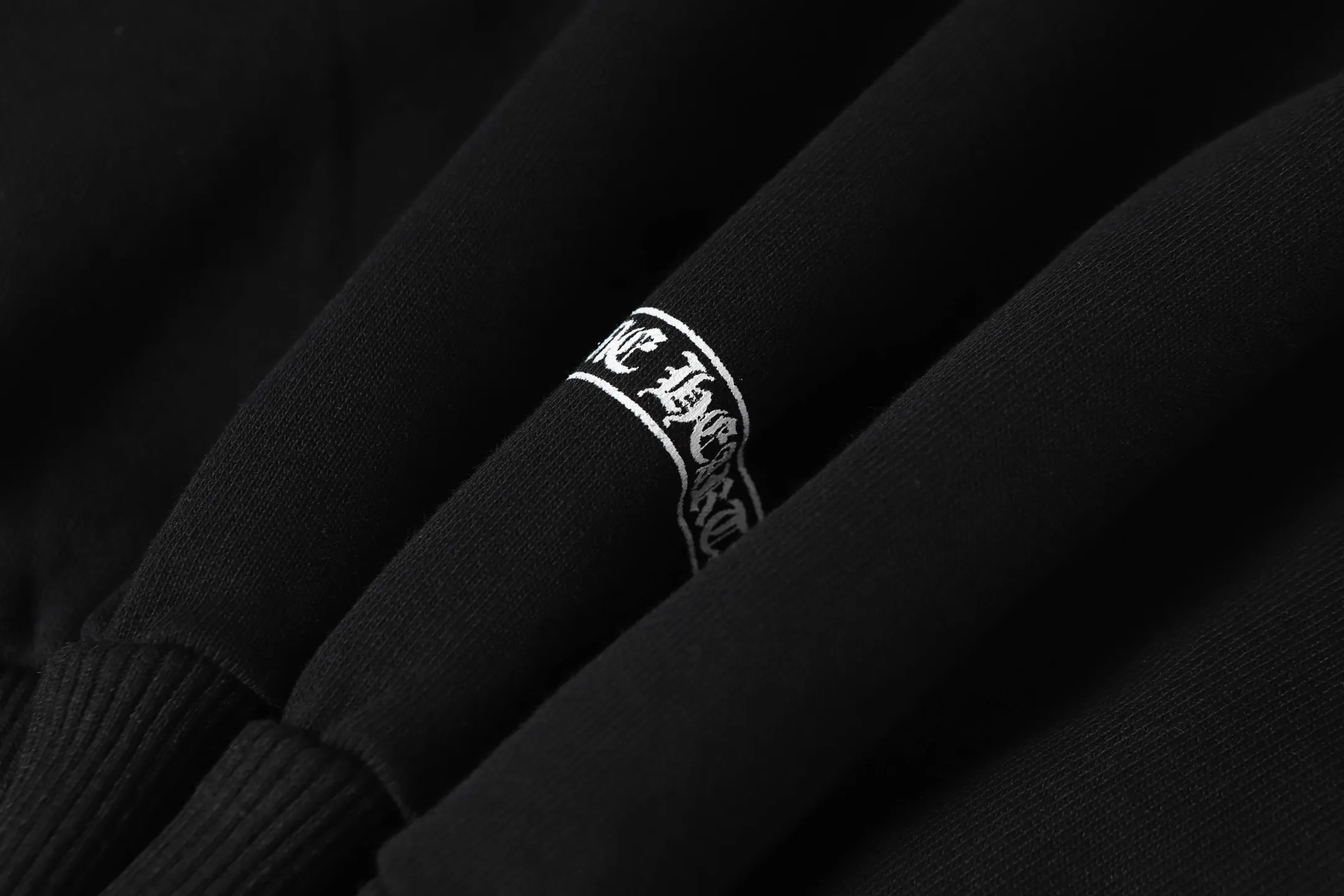P210 Round neck sweatshirt. Remember to remark sweatshirt when ordering #Y2903 Cross-border running quantity model. Please do not place an order if you pursue perfection. -Chrome Hearts/Chrome Hearts 23ss Sanskrit printed popular round neck sweatshirt -High weight, high density and high quality. The wool is soft, delicate and skin-friendly. Soft and silky to the touch. Excellent warmth and skin-friendliness. -Colour: black white -Size: S M L XL